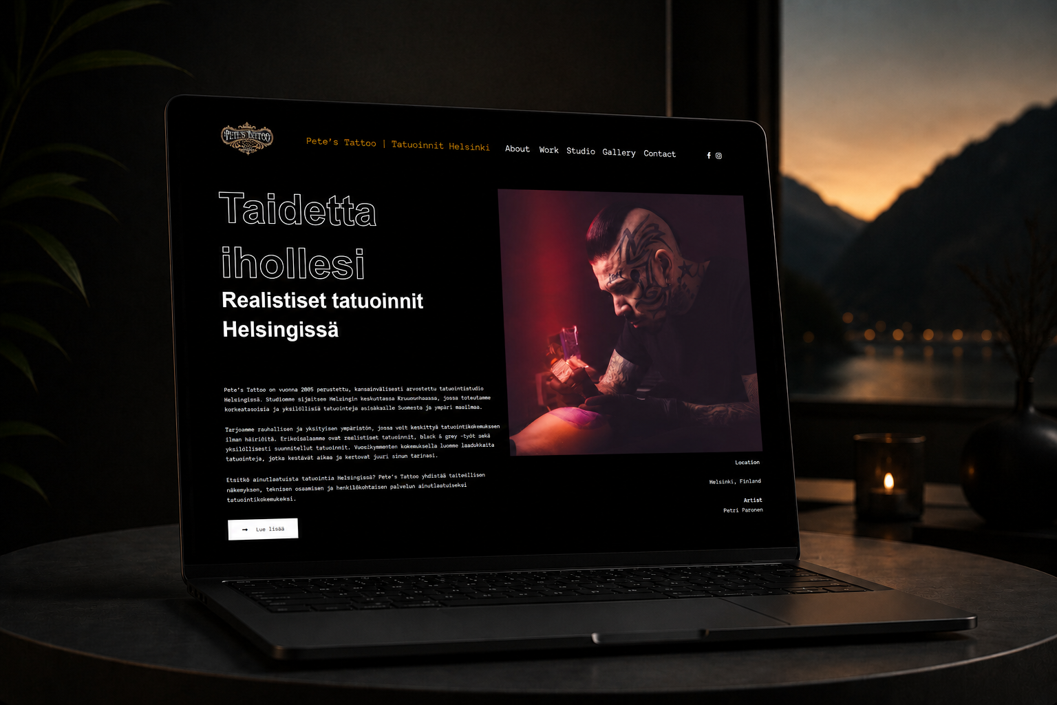 Website von Pete's Tattoo Studio auf einem Laptop